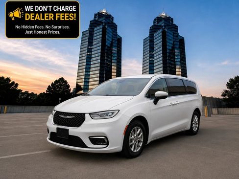 Used 2023 Chrysler Pacifica Touring-L FWD image 1