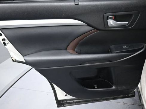 Used 2015 Toyota Highlander XLE AWD/4WD image 19