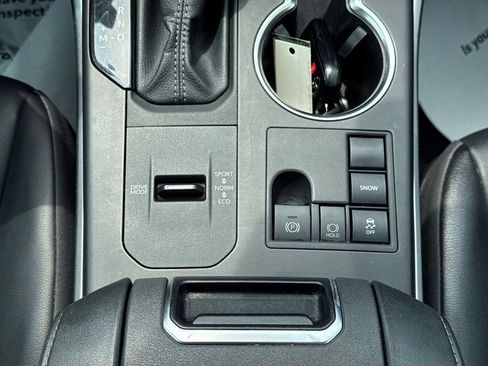 Used 2024 Toyota Highlander XLE FWD image 26