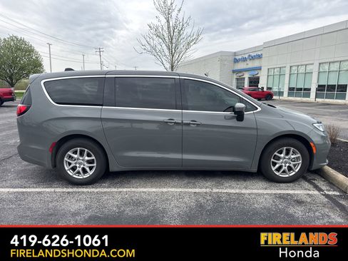 Used 2023 Chrysler Pacifica Touring-L image 8