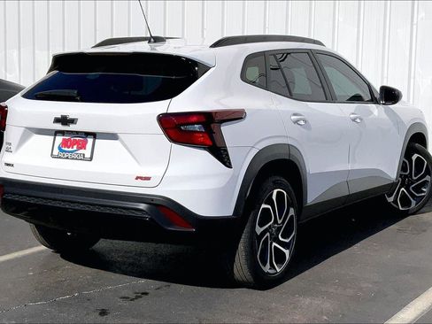 Used 2024 Chevrolet Trax RS w/ Sunroof Package image 11