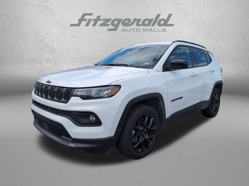 Used 2025 Jeep Compass Latitude w/ Convenience Group AWD/4WD image 3