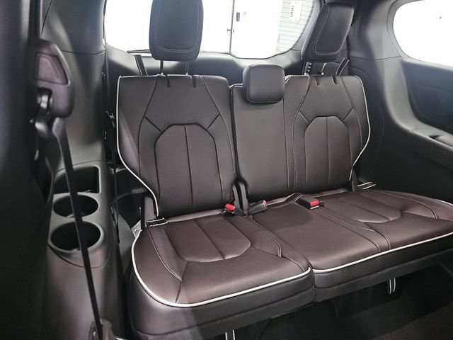 New 2027 Chrysler Pacifica Limited AWD/4WD image 35