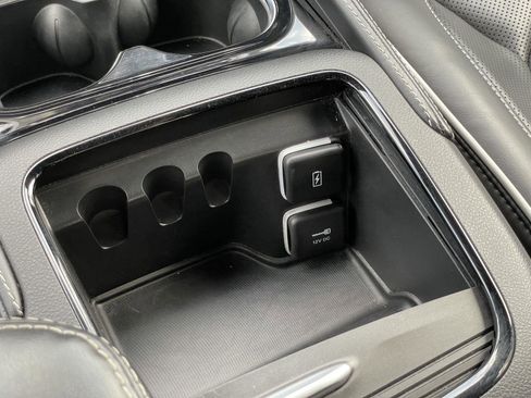 Used 2025 Chrysler Pacifica Limited image 27