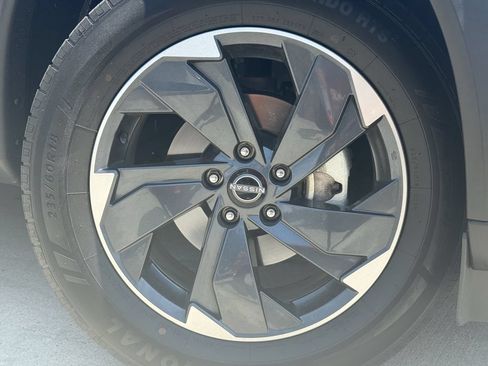 Used 2025 Nissan Rogue SV AWD/4WD image 9