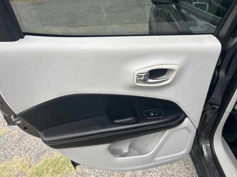 Used 2019 Jeep Compass Latitude w/ Cold Weather Group FWD image 13