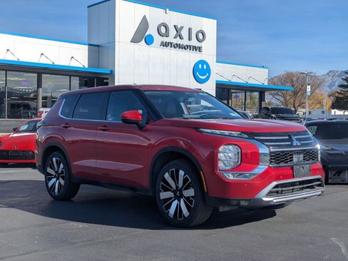 Used 2025 Mitsubishi Outlander SE image 1