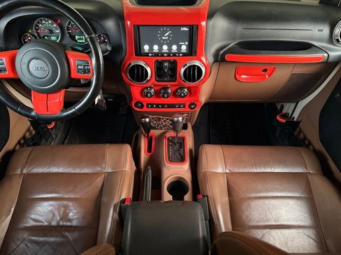 Used 2011 Jeep Wrangler Unlimited Sahara w/ Connectivity Group AWD/4WD image 10