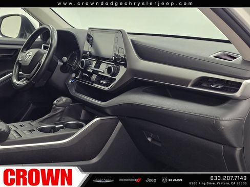 Used 2022 Toyota Highlander LE AWD/4WD image 12