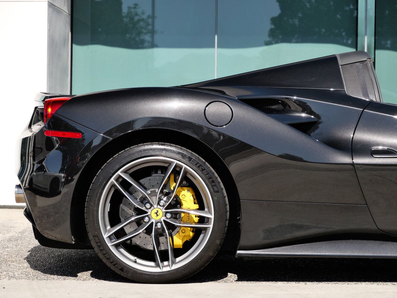 Used 2018 Ferrari 488 Spider RWD image 12