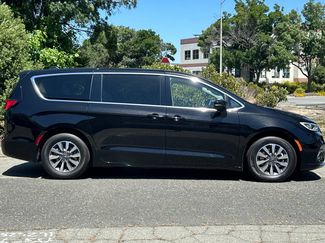 Used 2024 Chrysler Pacifica Limited FWD video 2