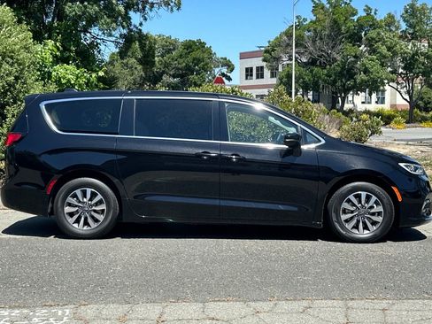 Used 2024 Chrysler Pacifica Limited FWD image 2