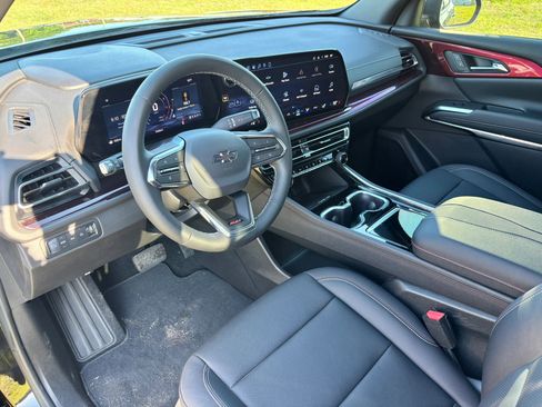 Used 2026 Chevrolet Traverse Z71 image 9