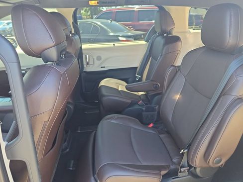 Used 2021 Toyota Sienna Platinum FWD image 24