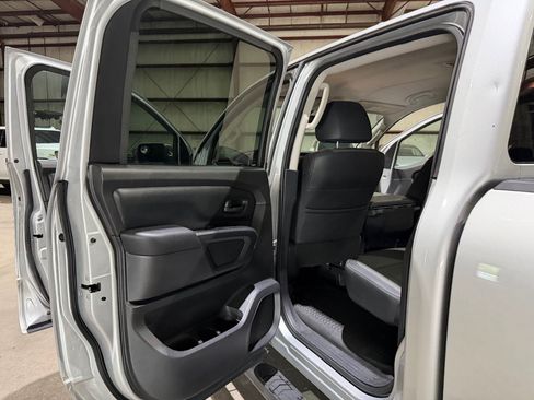 Used 2018 Nissan Titan S RWD image 16
