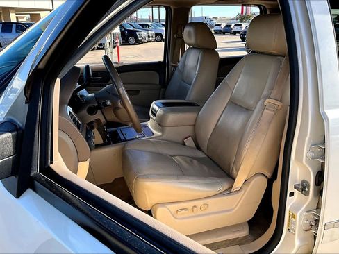 Used 2014 Chevrolet Suburban LTZ image 7