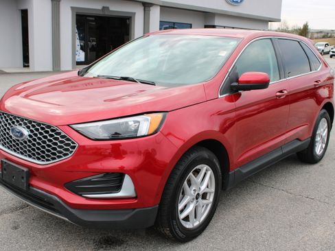 Used 2023 Ford Edge SEL image 2