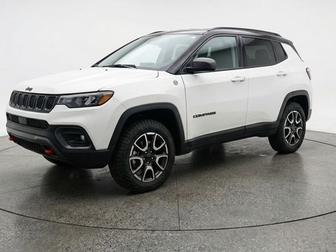 Used 2025 Jeep Compass Trailhawk AWD/4WD image 3