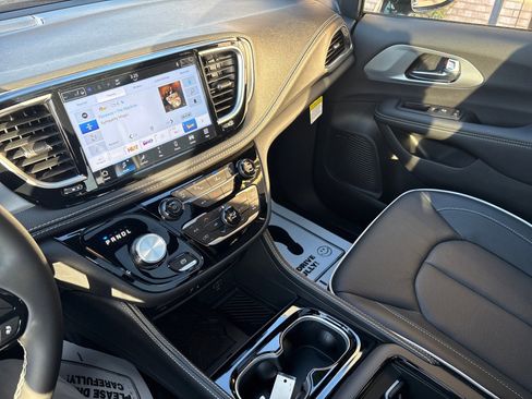 New 2026 Chrysler Pacifica Limited w/ Uconnect Theater Family Group image 18