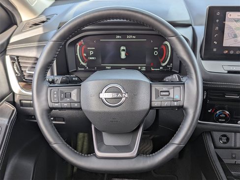 Used 2025 Nissan Rogue Platinum image 26