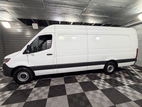 Used 2021 Mercedes-Benz Sprinter 2500 image 8