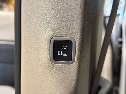 Used 2023 Chrysler Voyager LX FWD image 35