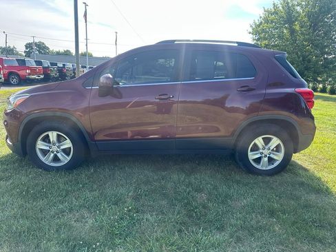 Used 2017 Chevrolet Trax LT w/ Sun & Sound Package FWD image 6