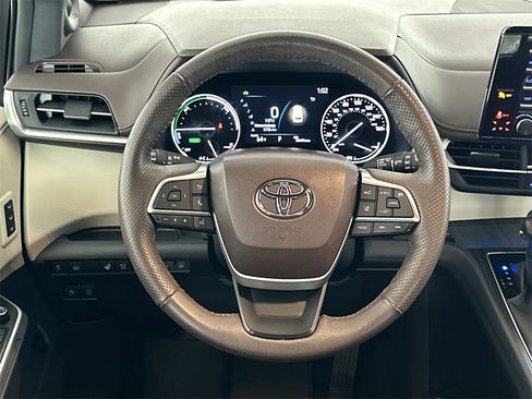 Used 2023 Toyota Sienna Platinum image 17