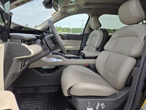 Used 2025 Lincoln Nautilus Reserve AWD/4WD image 9