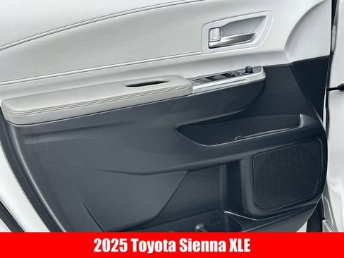 Used 2025 Toyota Sienna XLE w/ XLE Plus Package image 4