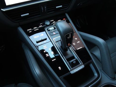 Used 2020 Porsche Cayenne image 28