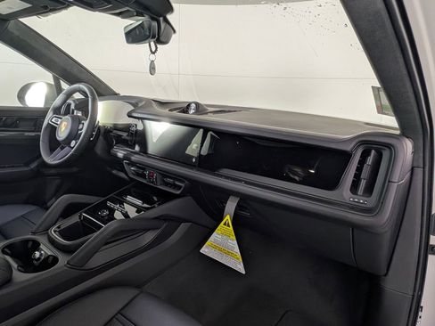 New 2026 Porsche Cayenne GTS image 17