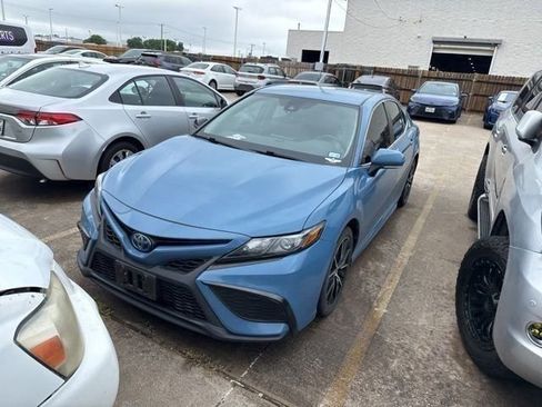Used 2024 Toyota Camry SE FWD image 3