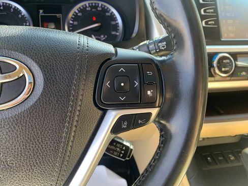 Used 2017 Toyota Highlander XLE AWD/4WD image 31