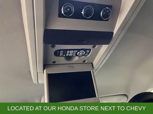 Used 2014 Chrysler Town & Country Touring image 30