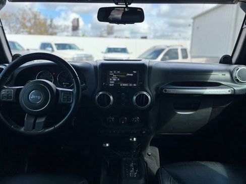 Used 2014 Jeep Wrangler Unlimited Sahara w/ Max Tow Package AWD/4WD image 17