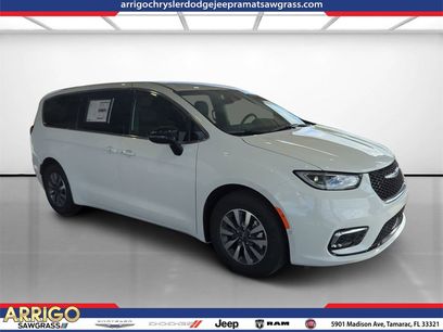 New 2025 Chrysler Pacifica Select