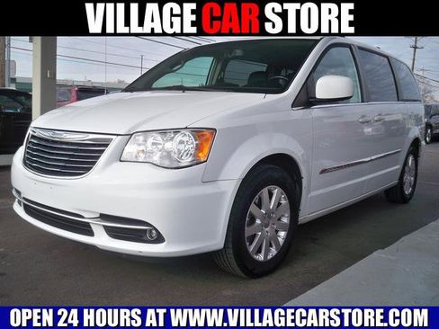 Used 2015 Chrysler Town & Country Touring image 1