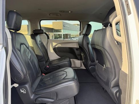 Used 2017 Chrysler Pacifica Touring-L w/ Tire & Wheel Group image 11