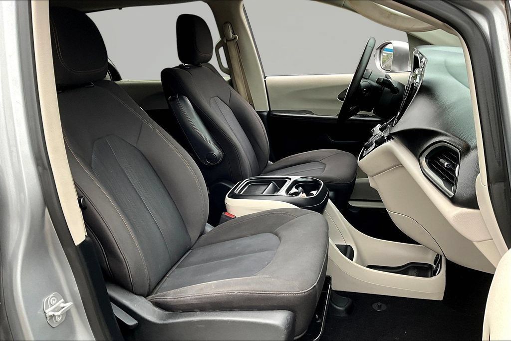 Used 2020 Chrysler Pacifica Touring w/ Advanced Safetytec Group FWD image 25
