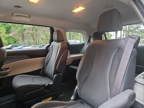 Used 2022 Kia Carnival LX FWD image 13