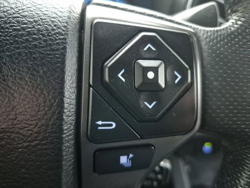 Used 2017 Toyota Tacoma TRD Sport image 21