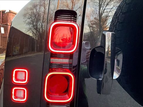 Used 2023 Land Rover Defender 110 X-Dynamic SE image 23