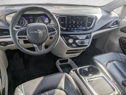 Used 2022 Chrysler Pacifica Touring-L image 15