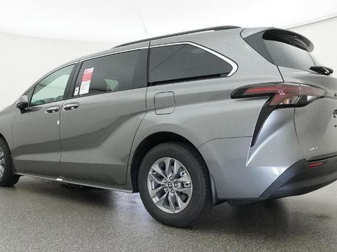 New 2026 Toyota Sienna XLE FWD image 5