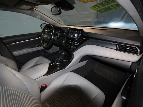 Used 2022 Toyota Camry SE w/ Convenience Package FWD image 19