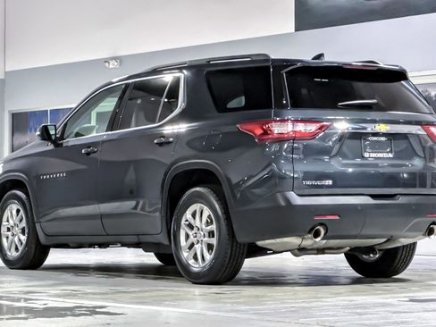 Used 2021 Chevrolet Traverse LT image 3