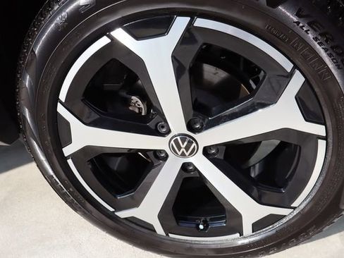 Used 2025 Volkswagen Tiguan SE FWD image 44