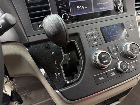 Used 2020 Toyota Sienna L image 18
