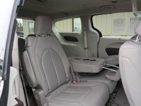 Used 2018 Chrysler Pacifica Touring Plus w/ Tire & Wheel Group image 30